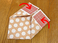 簡単　節分・豆入れ箱の折り方（10）裏返して、反対側も同じように折ります。