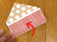 簡単　節分・豆入れ箱の折り方（12）裏返して、反対側も同じように折り返します。