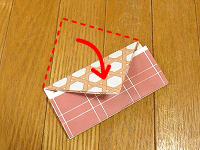 簡単　節分・豆入れ箱の折り方（13）三角の部分を折って、折り目をつけてから、元に戻します。