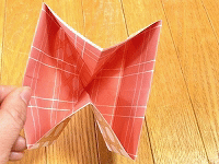 簡単　節分・豆入れ箱の折り方（14）袋を開きます。