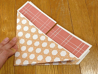 簡単　節分・豆入れ箱の折り方（５）裏返して、反対側も同じようにひらきます。