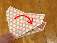 簡単　節分・豆入れ箱の折り方（６）わきを折り返します。