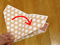 簡単　節分・豆入れ箱の折り方（７）裏返して、反対側も同じように折り返します。