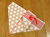 簡単　節分・豆入れ箱の折り方（８）端から真ん中の線にむかって、半分に折ります。